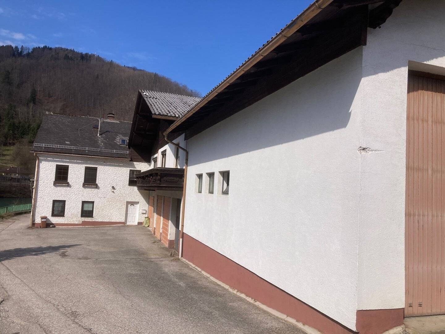 Ehemalige Fleischerei mit Wohnungen, Garagen und Lagerflächen zu Verkaufen