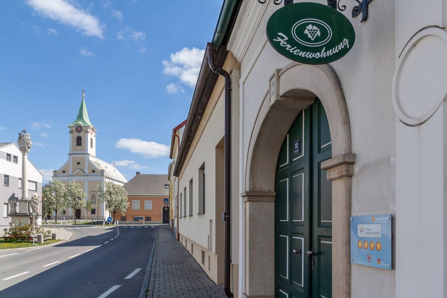 Traditioneller burgenländischer Streckhof mit Stadl in Weiden am See
