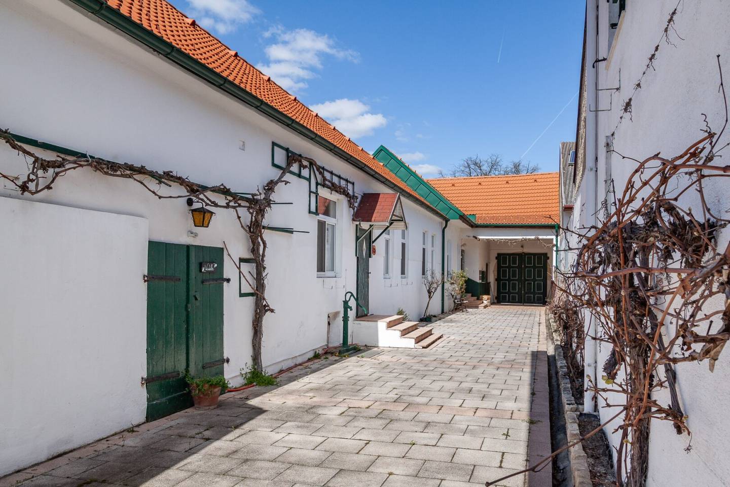 Traditioneller burgenländischer Streckhof mit Stadl in Weiden am See
