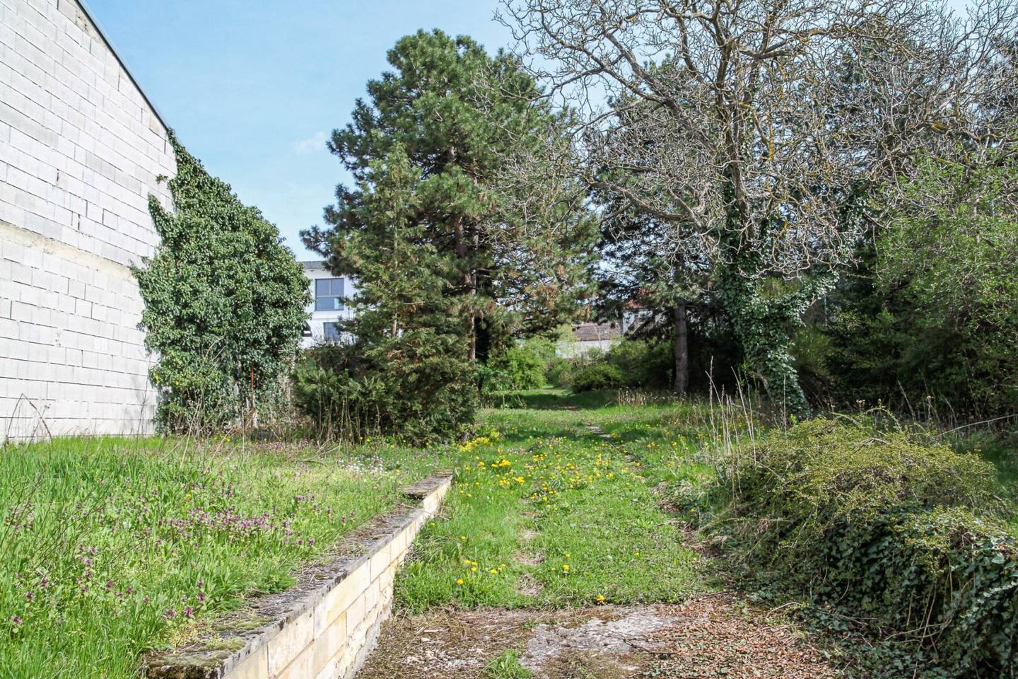 Sanierungsbedürftiges Wohnhaus mit großem Garten und Stadl im Zentrum von Mannersdorf