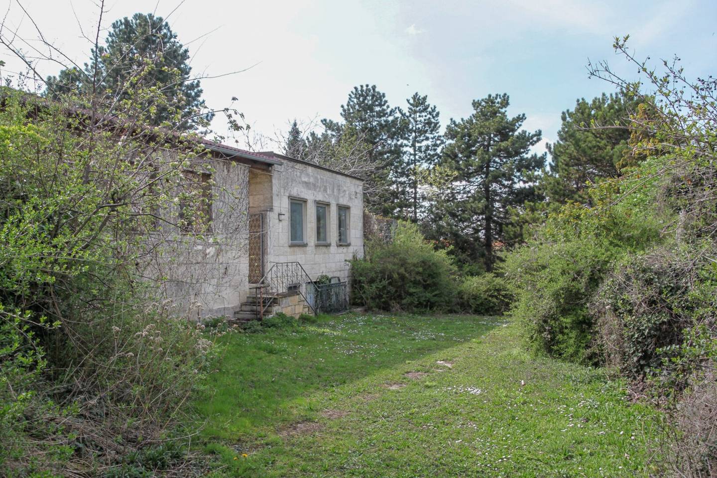 Sanierungsbedürftiges Wohnhaus mit großem Garten und Stadl im Zentrum von Mannersdorf