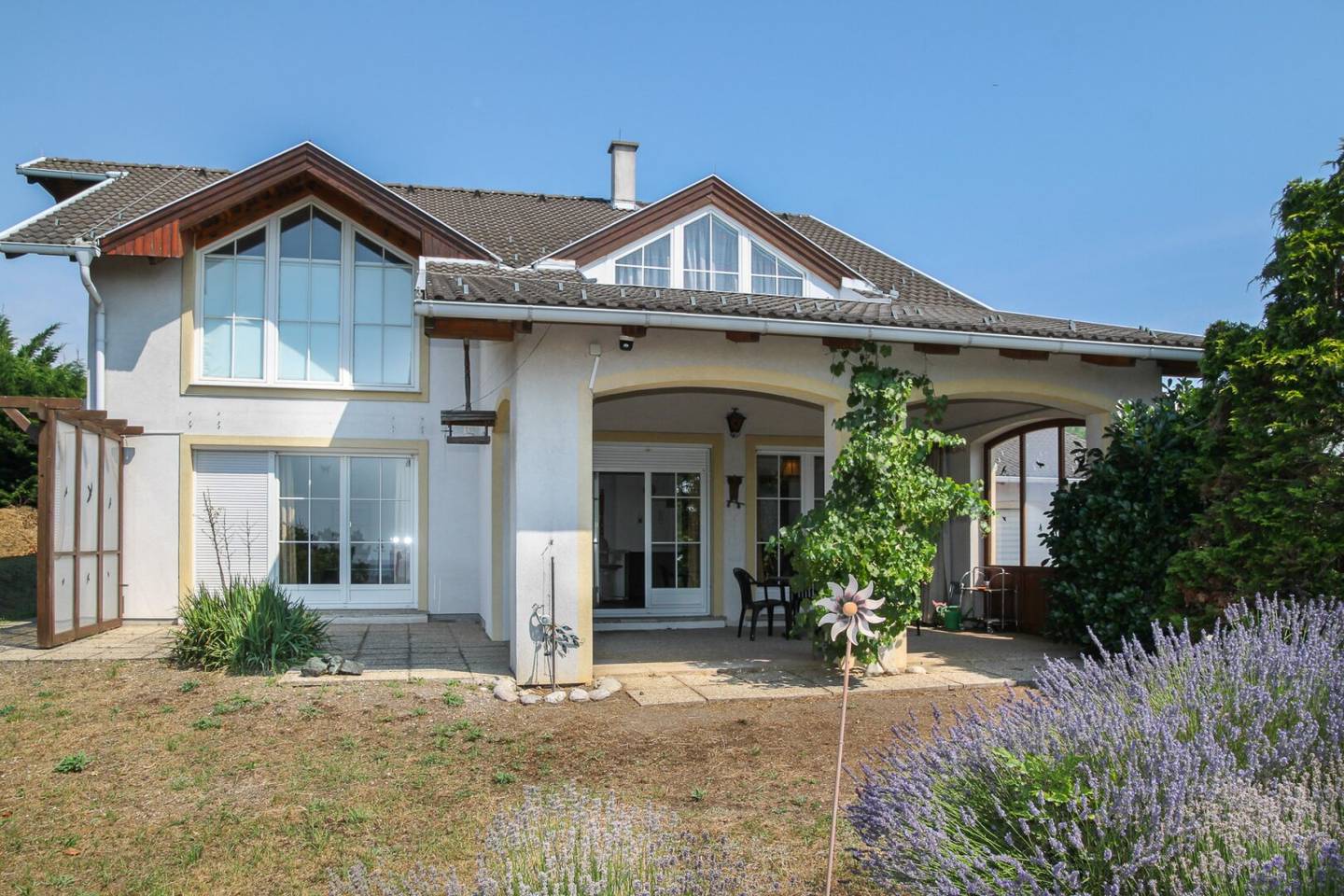 Ruheoase mit Seeblick - großzügiges Einfamilienhaus über dem Pusztawohnpark in Breitenbrunn