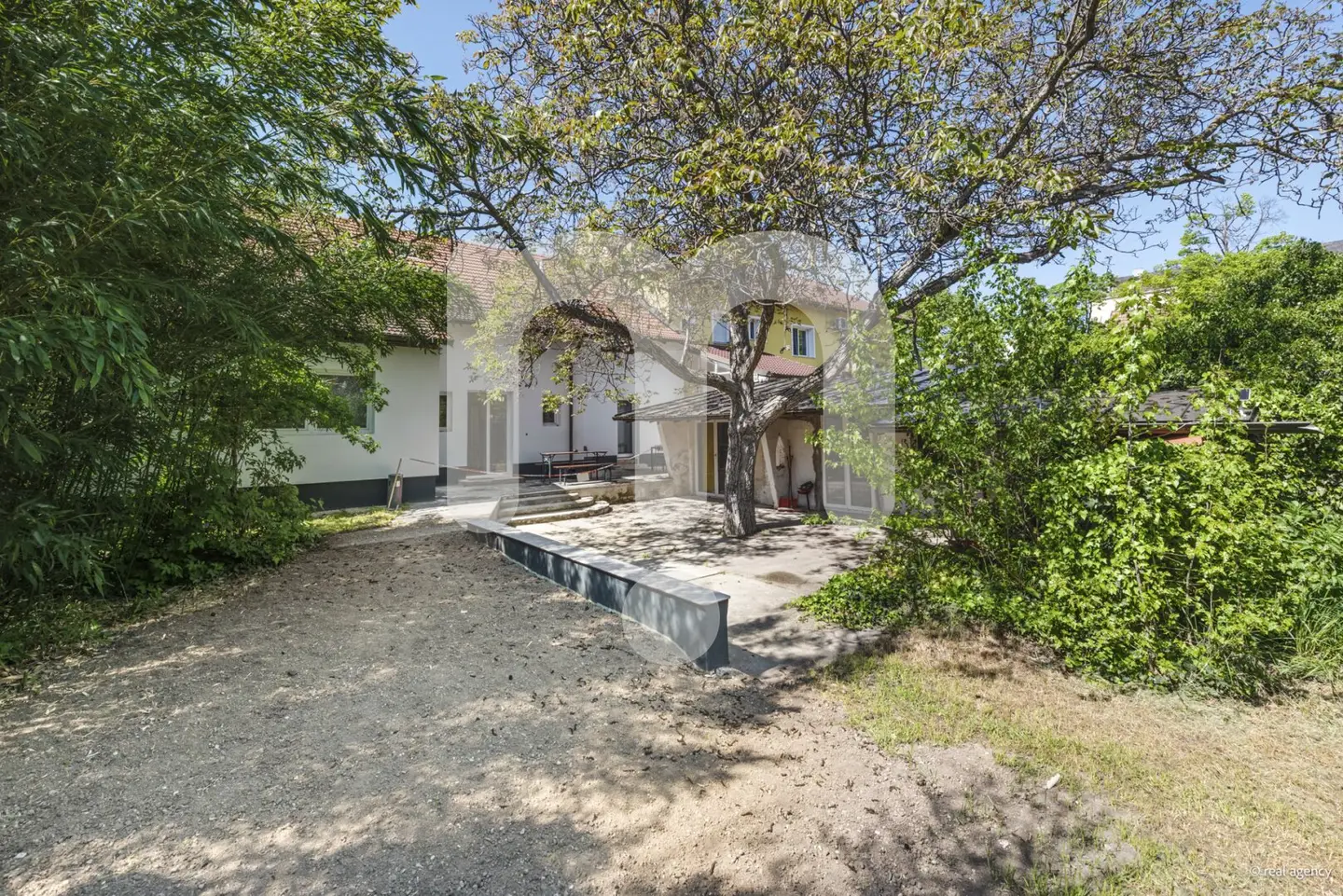 Familienhaus oder Anlage in Deutsch-Wagram – großer Garten, 3 Min. zum Bahnhof