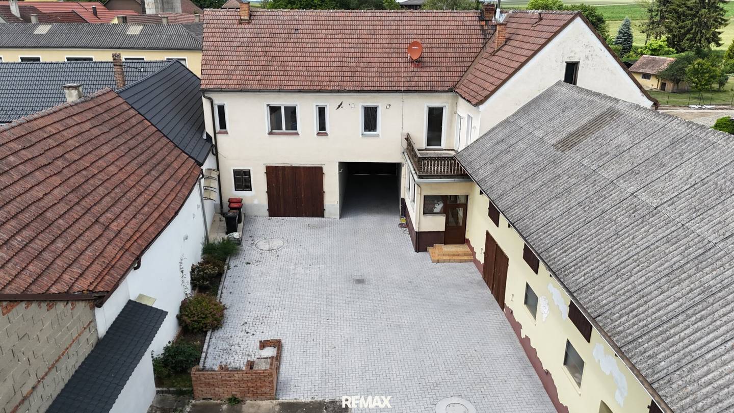 Sanierter Dreikanthof mit Nebengebäuden und viel Grund