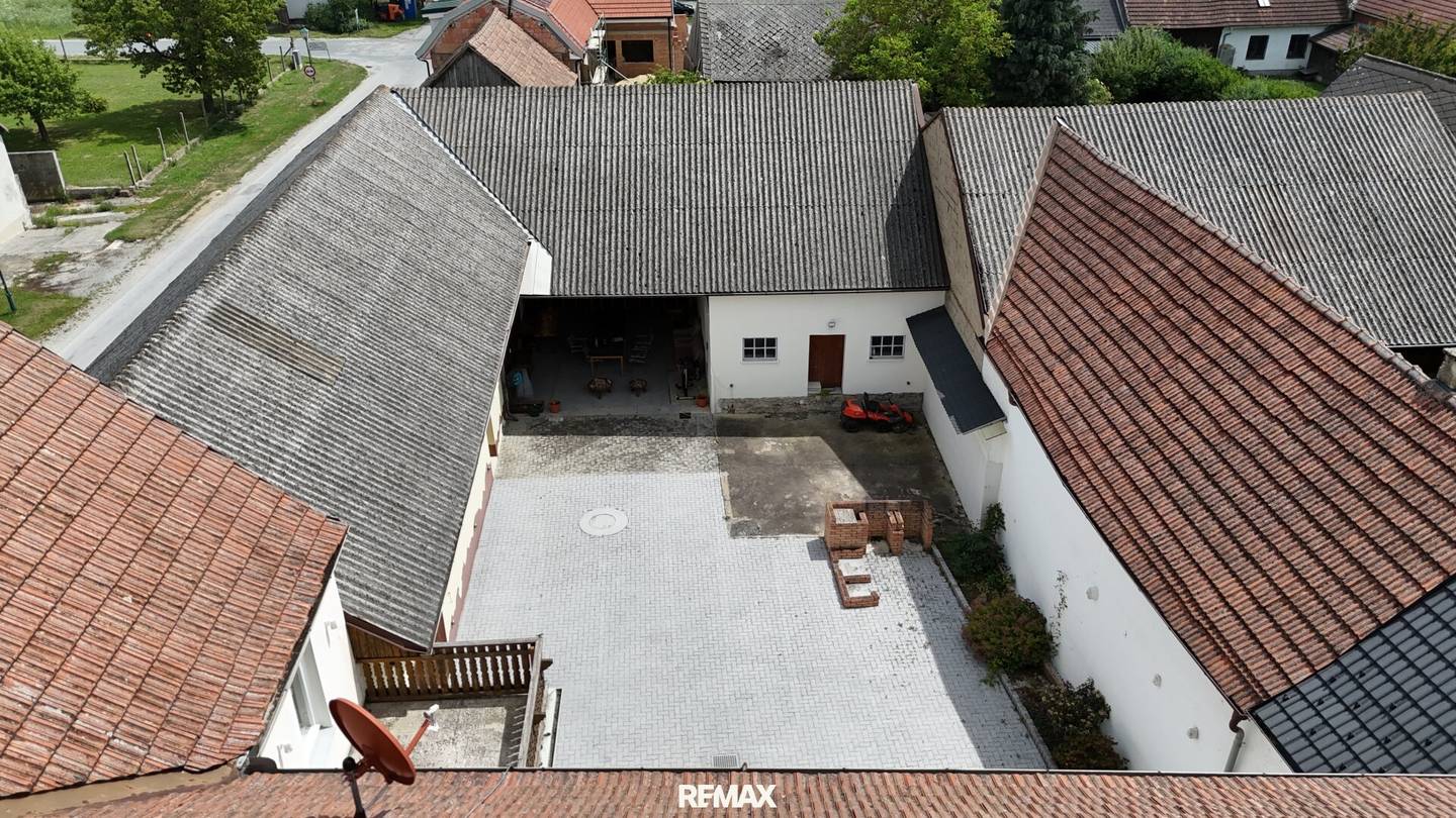 Sanierter Dreikanthof mit Nebengebäuden und viel Grund