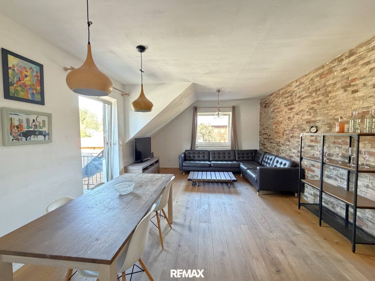 Attraktive 3-Zimmer-Wohnung im Dachgeschoss mit Carport