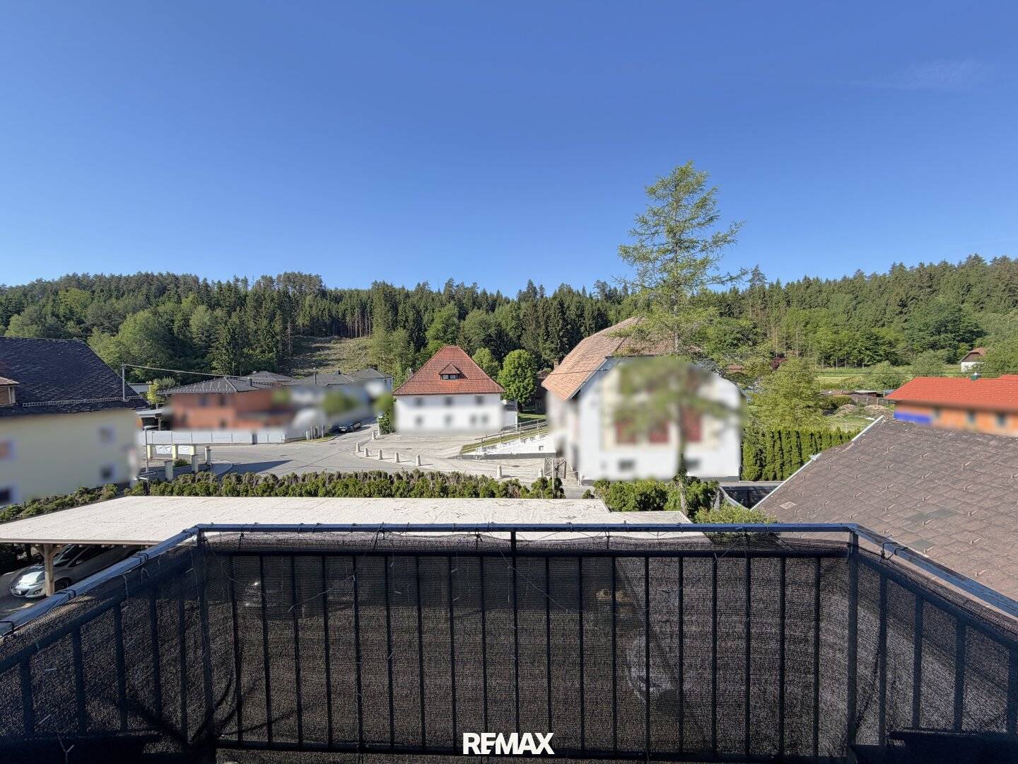 Attraktive 3-Zimmer-Wohnung im Dachgeschoss mit Carport