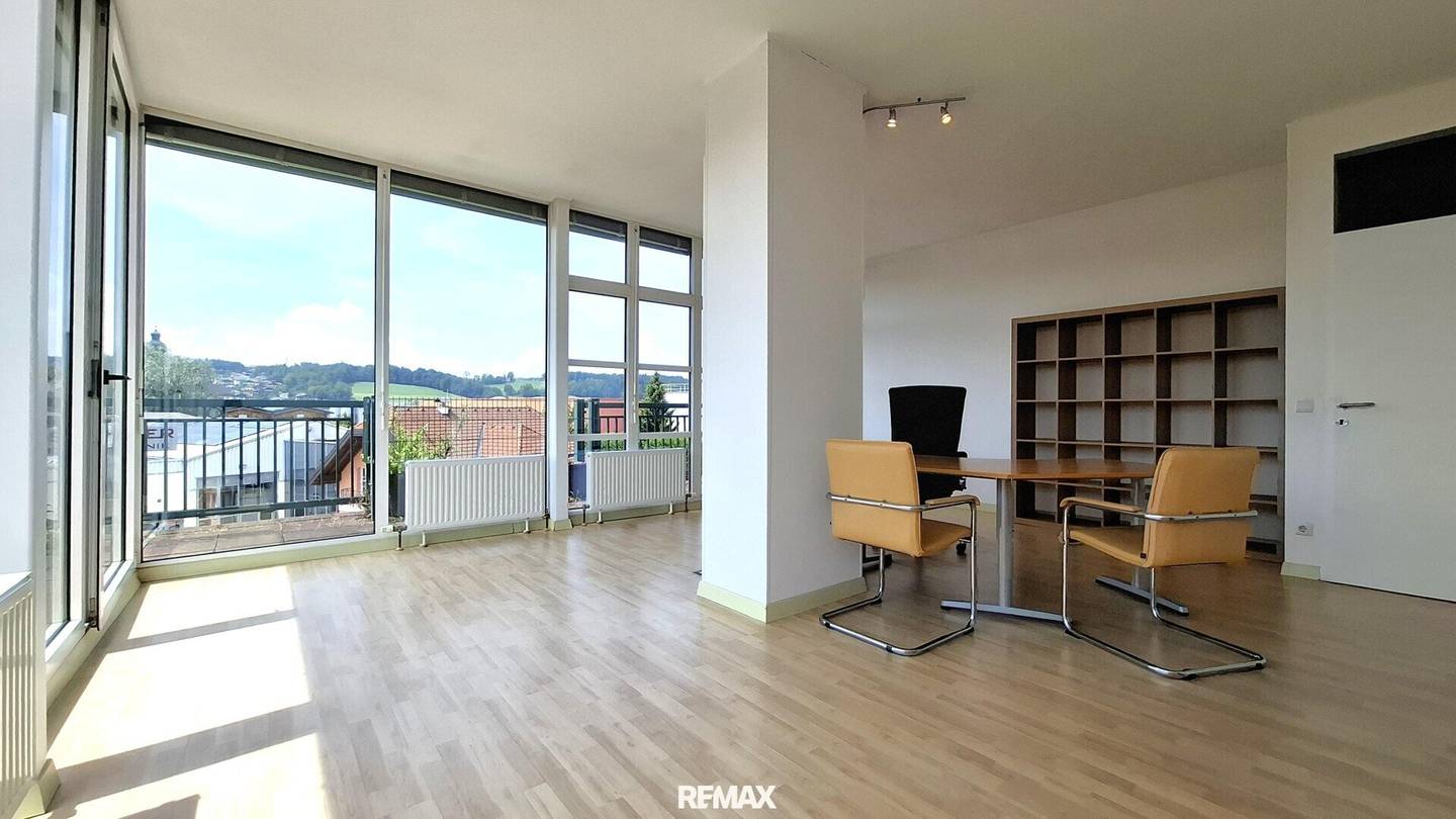 Modernes Büro mit großzügiger Terrasse im Gewerbegebiet Obertrum