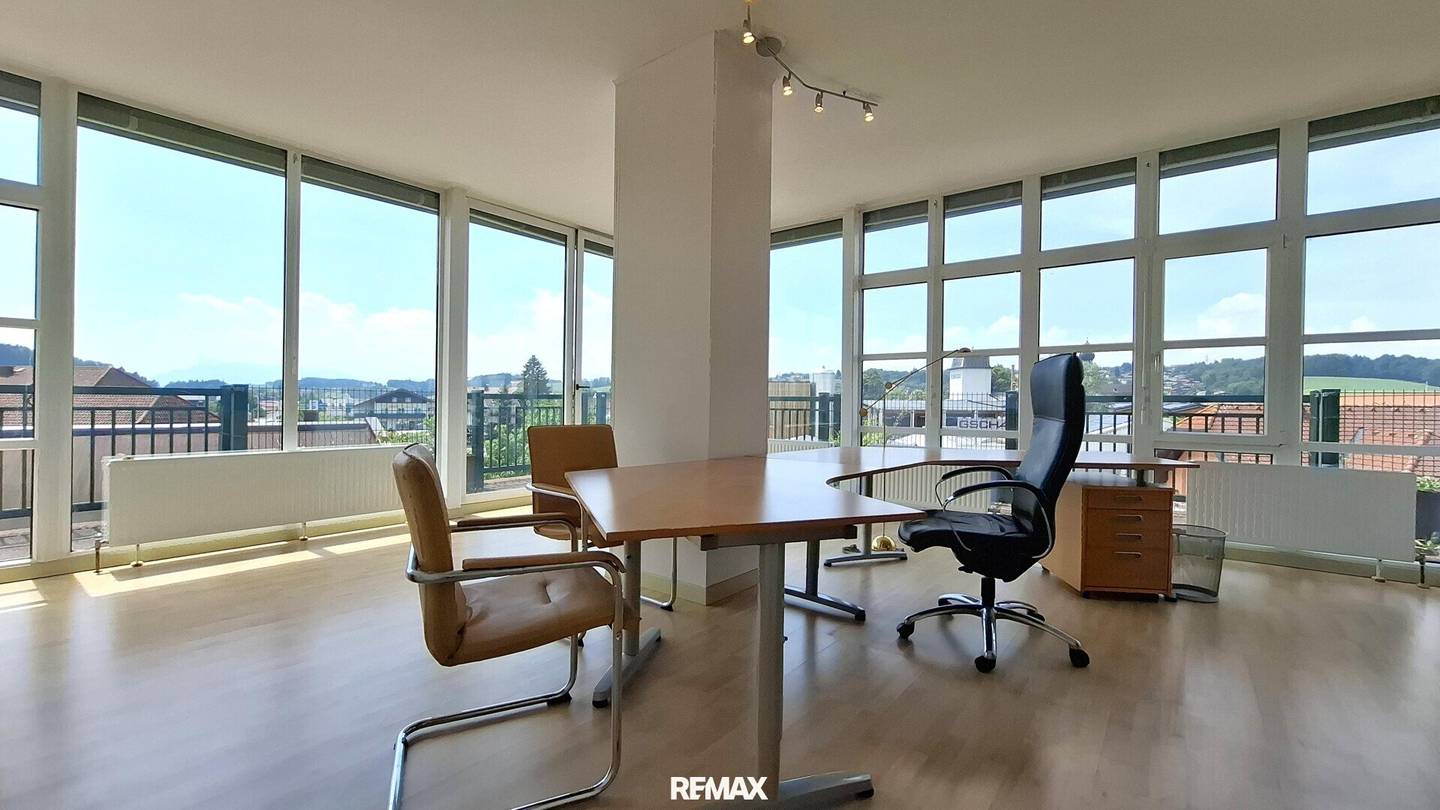 Modernes Büro mit großzügiger Terrasse im Gewerbegebiet Obertrum