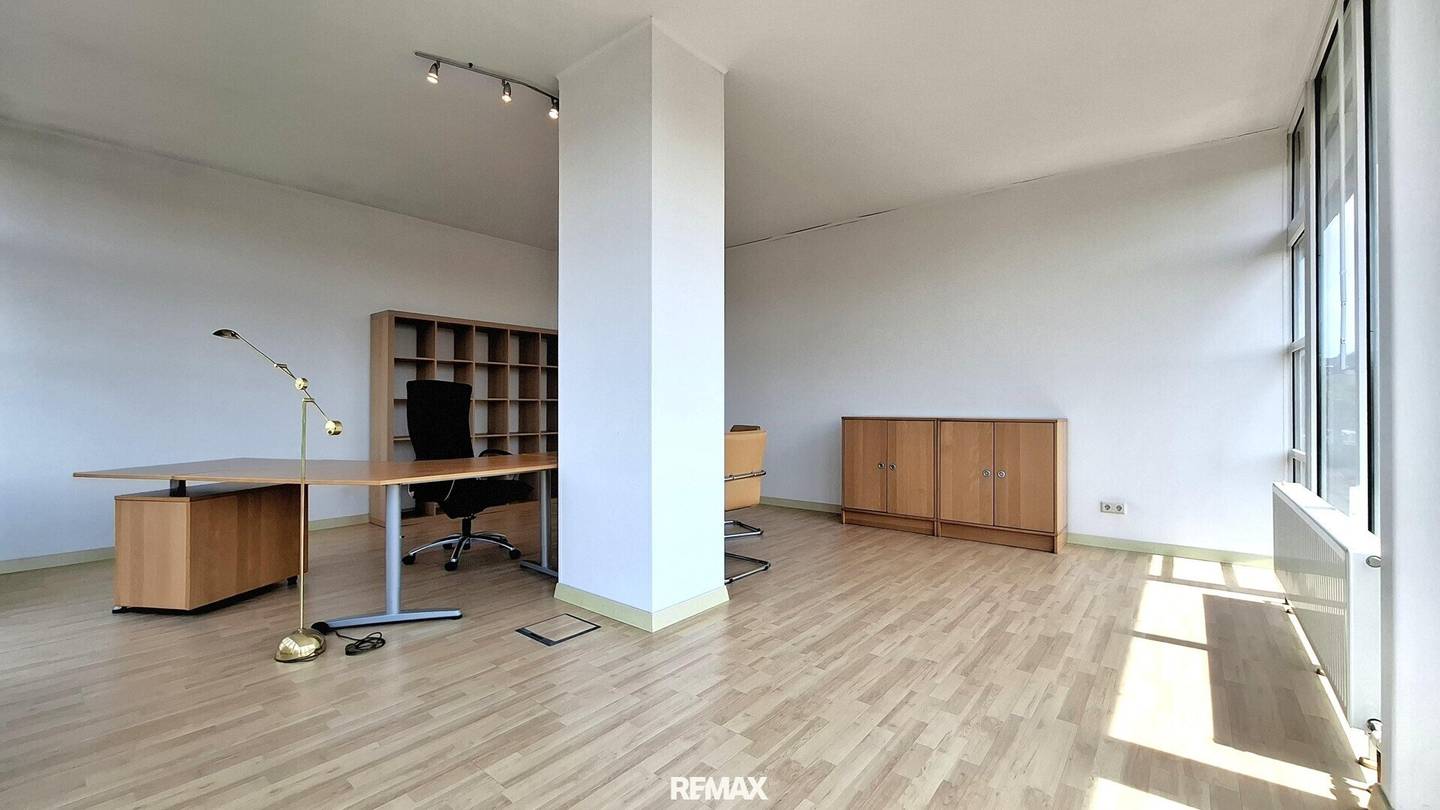 Modernes Büro mit großzügiger Terrasse im Gewerbegebiet Obertrum