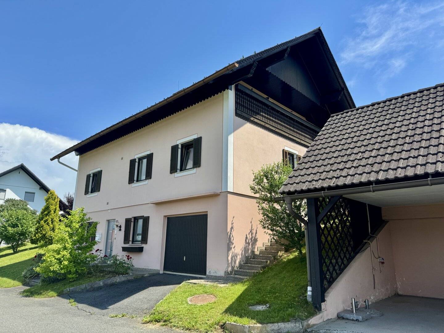 Viel Platz, viele Möglichkeiten: Ein- oder Zweifamilienhaus mit großem Garten & 3-fach Carport in guter südweststeirischer-Lage. PREISÄNDERUNG