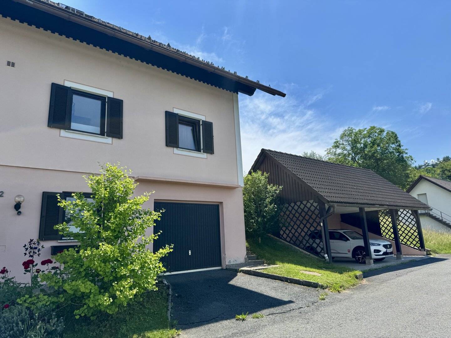 Viel Platz, viele Möglichkeiten: Ein- oder Zweifamilienhaus mit großem Garten & 3-fach Carport in guter südweststeirischer-Lage. PREISÄNDERUNG