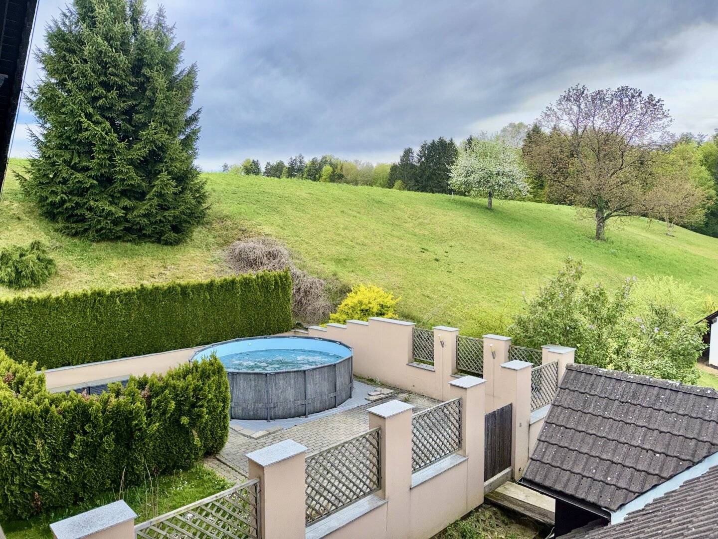 Viel Platz, viele Möglichkeiten: Ein- oder Zweifamilienhaus mit großem Garten & 3-fach Carport in guter südweststeirischer-Lage. PREISÄNDERUNG