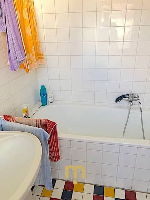 Nette 2 Zimmerwohnung, leicht sanierungsbedürftig, derzeit vermietet kann binnen 3 Monaten frei gemacht werden.