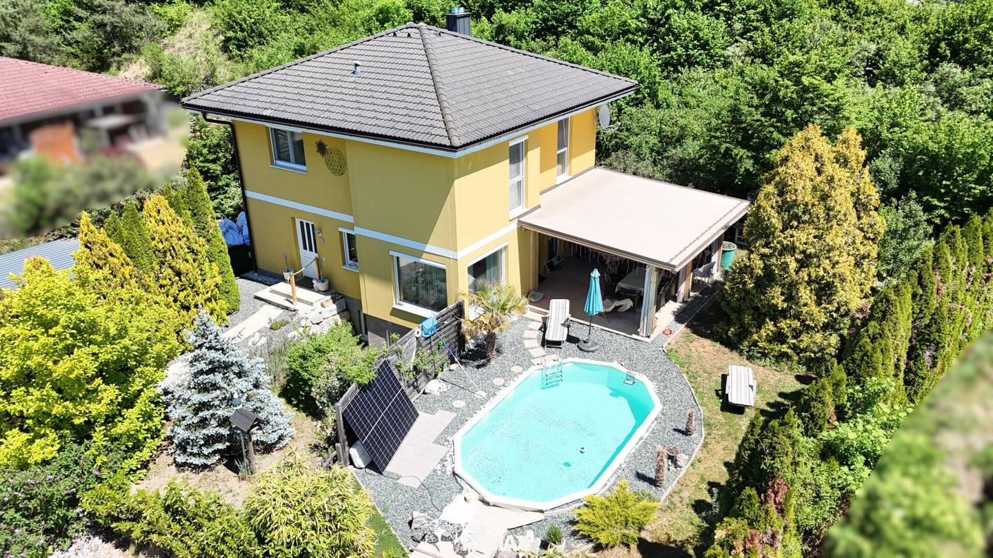 Energieeffizientes Einfamilienhaus in erhöhter Aussichtslage mit Pool
