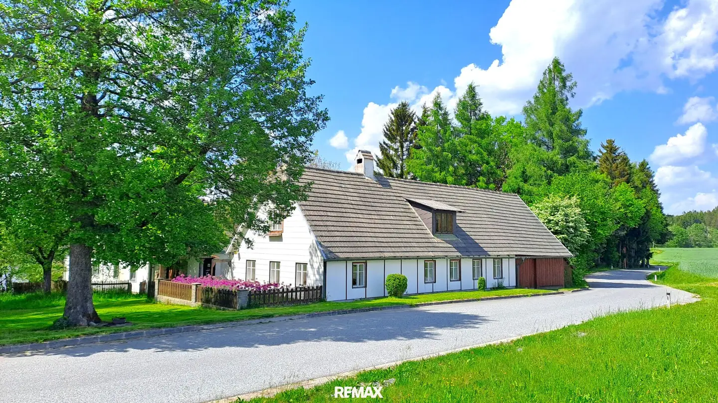 Waldviertler Landhaus aus 1898 mit landwirtschaftlichen Grundstücken und eigenen Wasserquellen