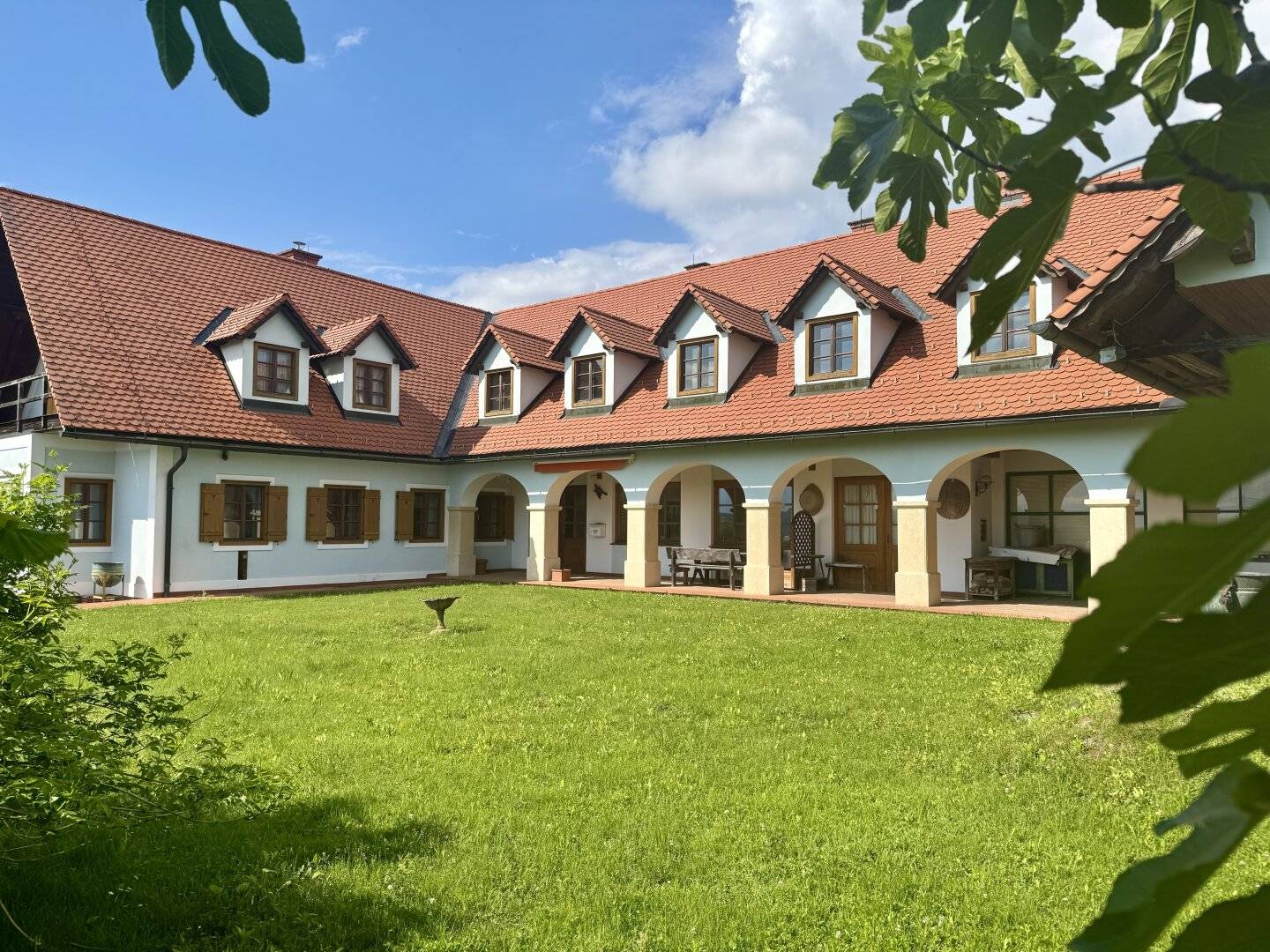 Lebensqualität mit Weingarten, Weinkeller & Arkadenhof - Wohnen, genießen & gestalten in einem wunderbaren Ensemble! Familienanwesen oder außergewöhnlicher Ort für Seminare, Kultur und Genuss.
