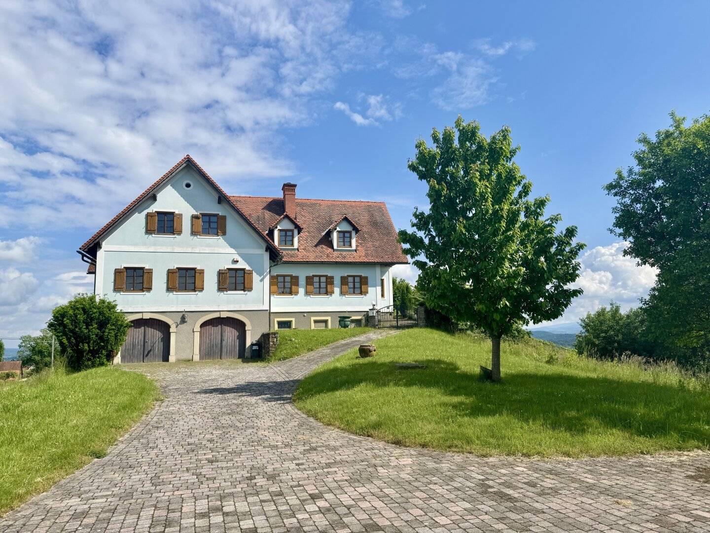 Lebensqualität mit Weingarten, Weinkeller & Arkadenhof - Wohnen, genießen & gestalten in einem wunderbaren Ensemble! Familienanwesen oder außergewöhnlicher Ort für Seminare, Kultur und Genuss.