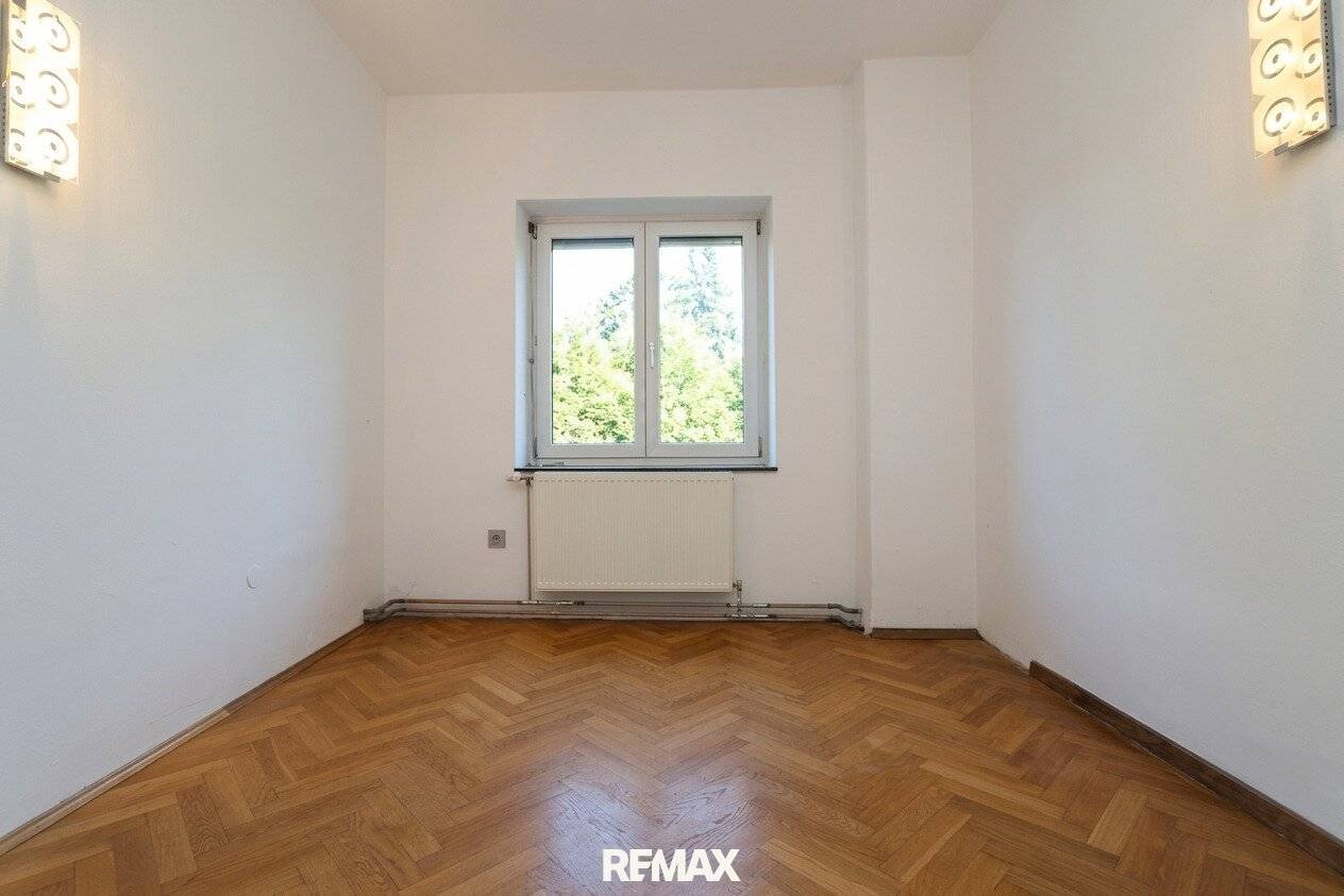 2 Wohnhäuser plus 7 Garagen
