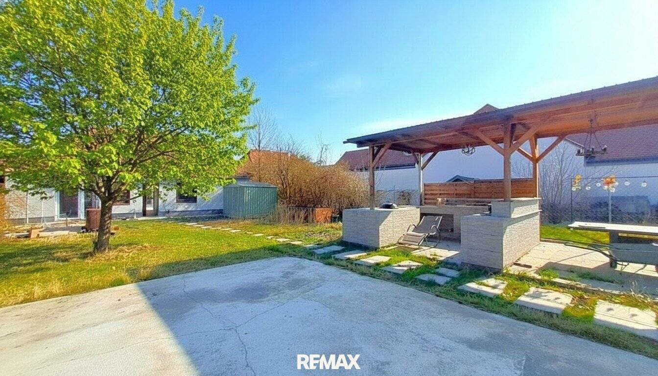 renoviertes Einfamilienhaus mit Outdoorküche und großem Garten