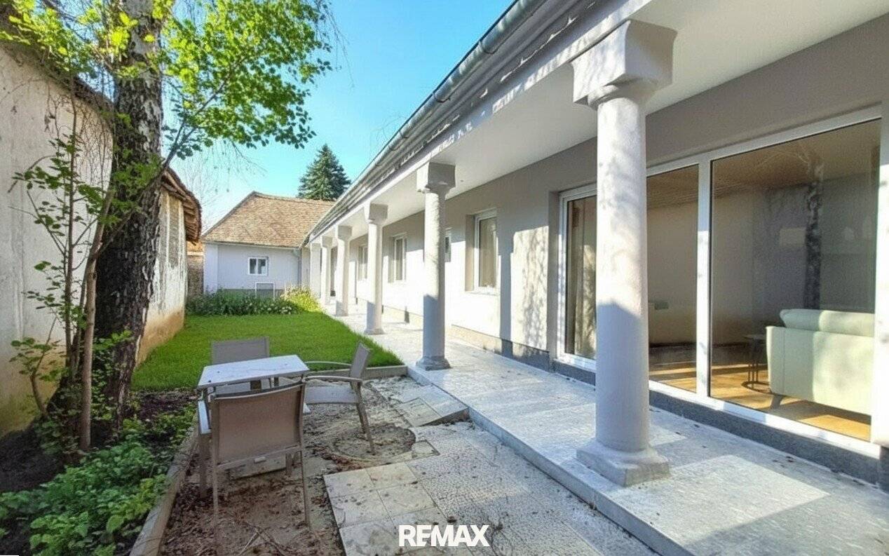 renoviertes Einfamilienhaus mit Outdoorküche und großem Garten