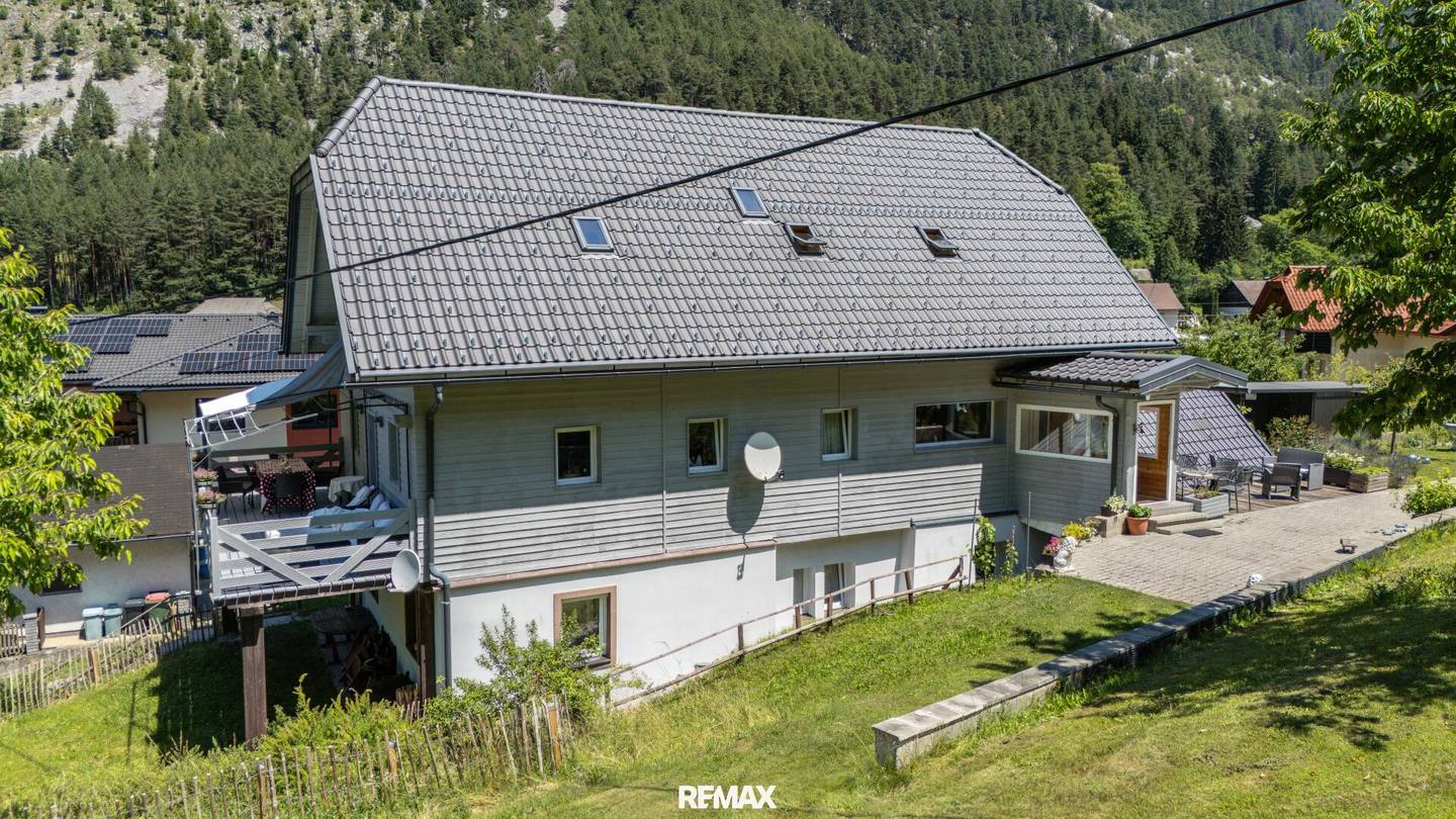 chaletartige Wohnung mit riesigem Garten, beinahe ein ganzes Haus