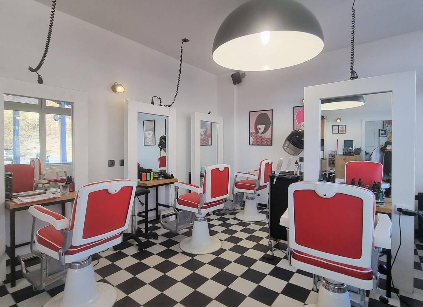 Investitionschance! Gut laufendes Diner & Friseursalon (beides vermietet) mit Erweiterungspotential!