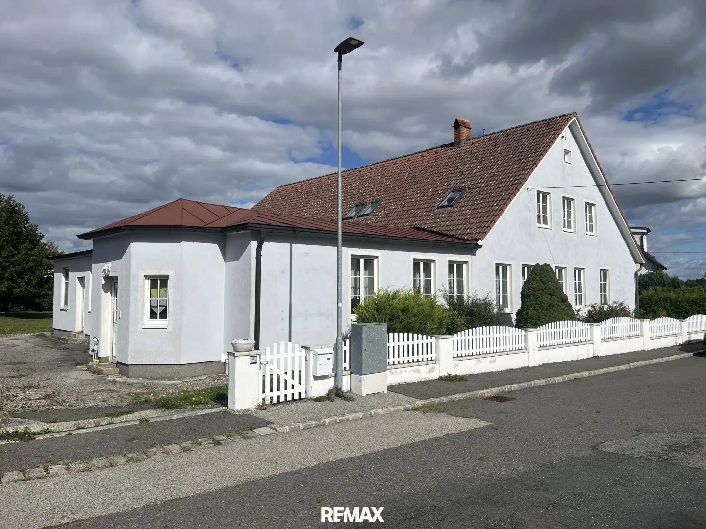 Wohnhaus mit mehreren Nebengebäuden in Ruhelage