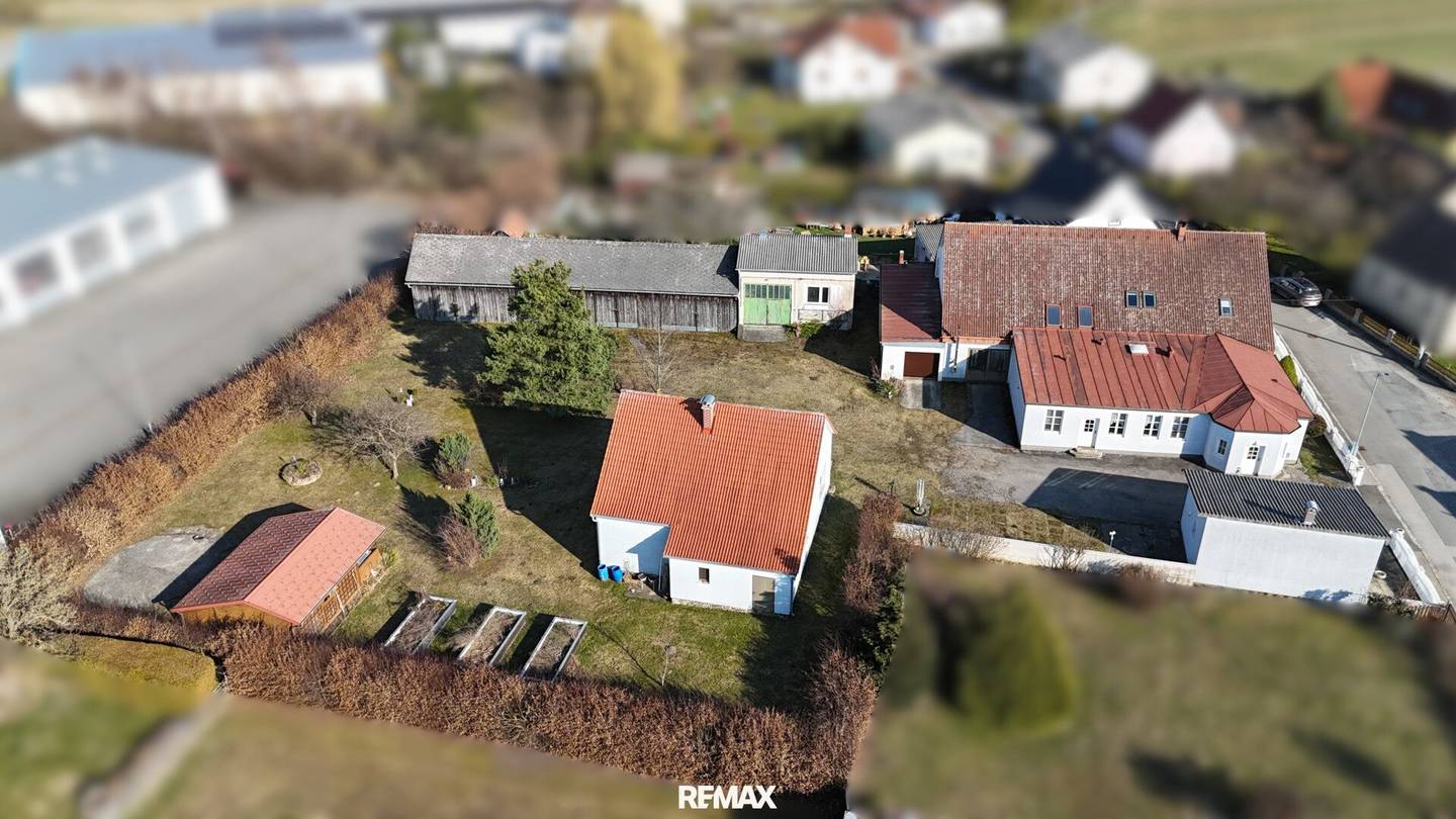 Wohnhaus mit mehreren Nebengebäuden in Ruhelage