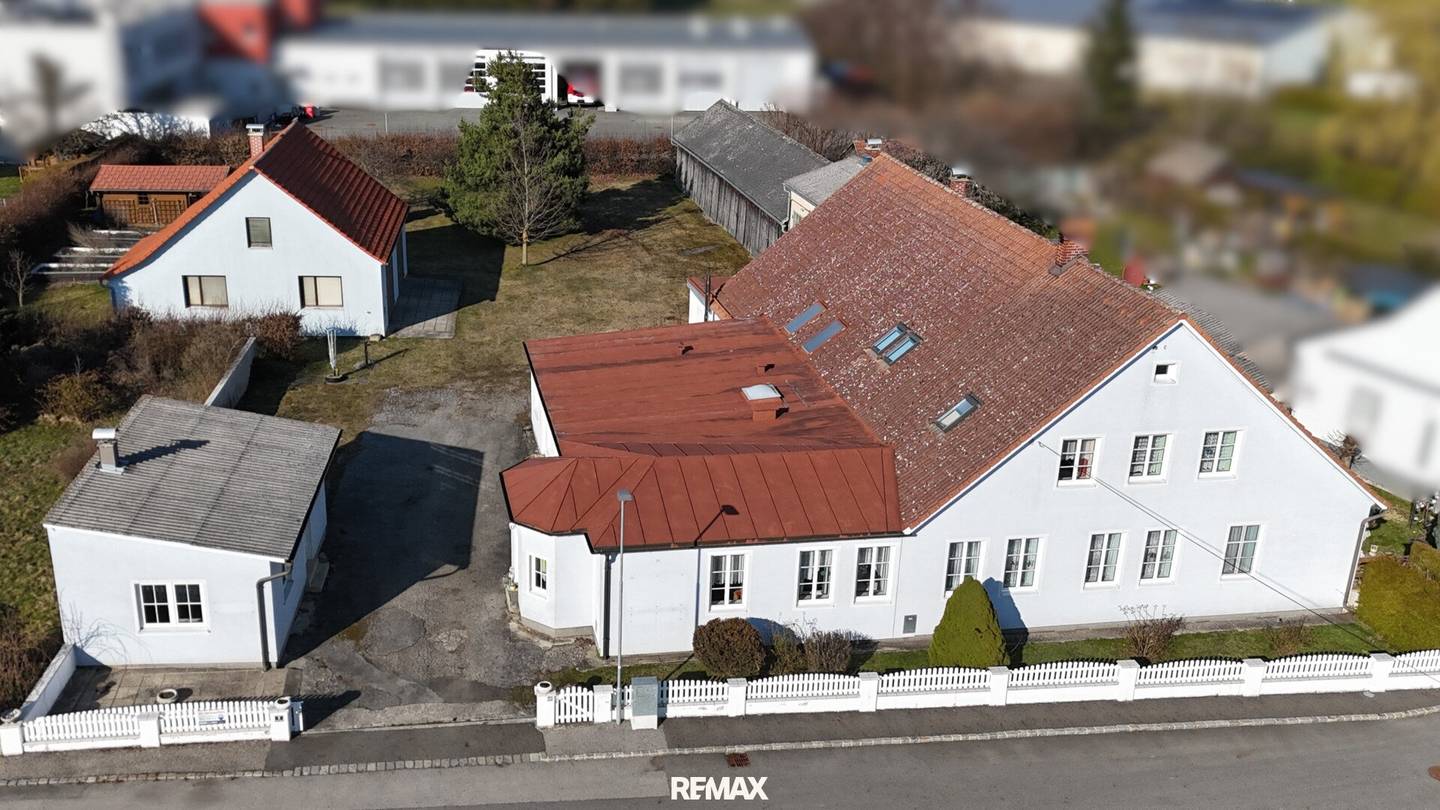 Wohnhaus mit mehreren Nebengebäuden in Ruhelage