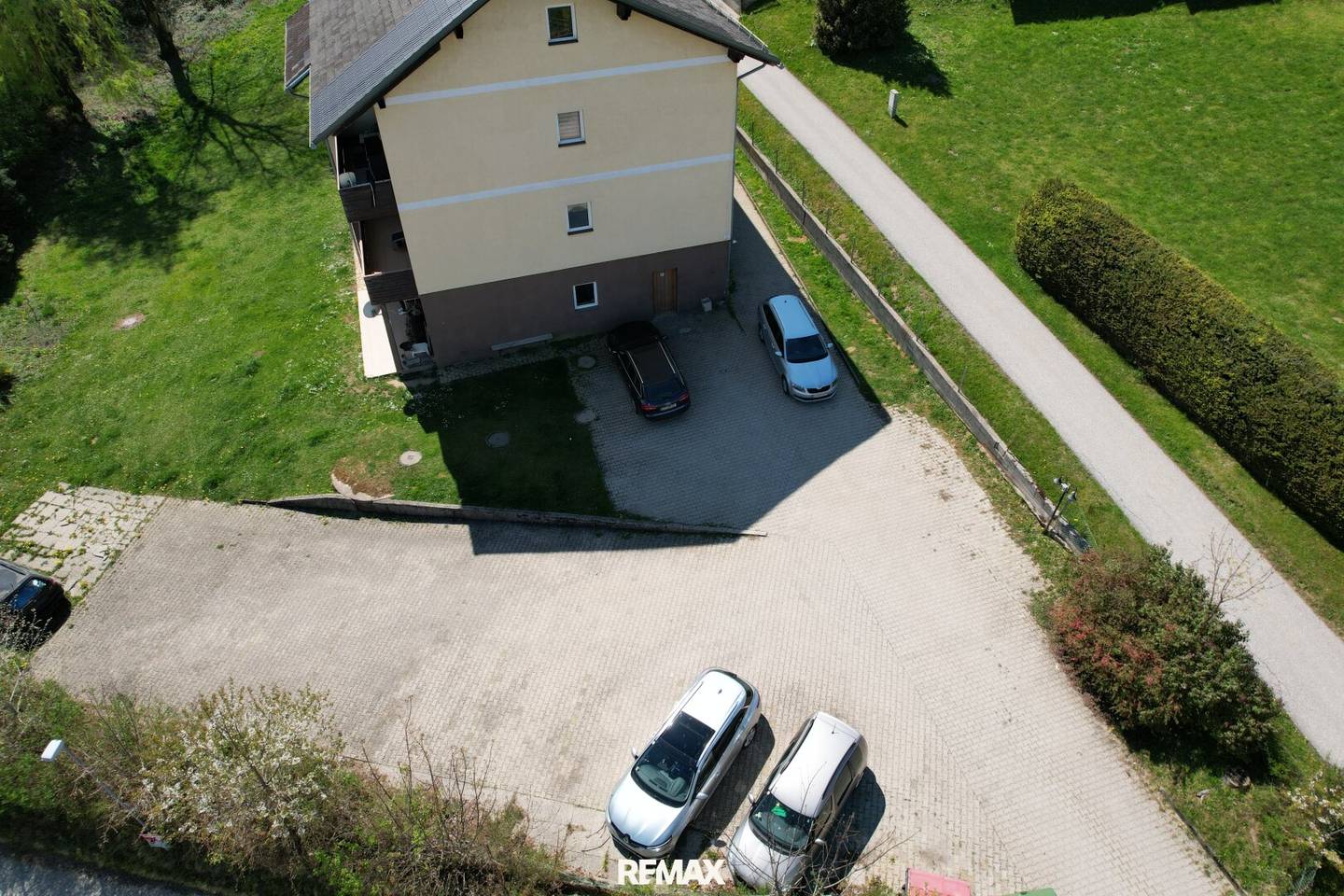 Wohnanlage, Zinshaus am Fuße der Karawanken