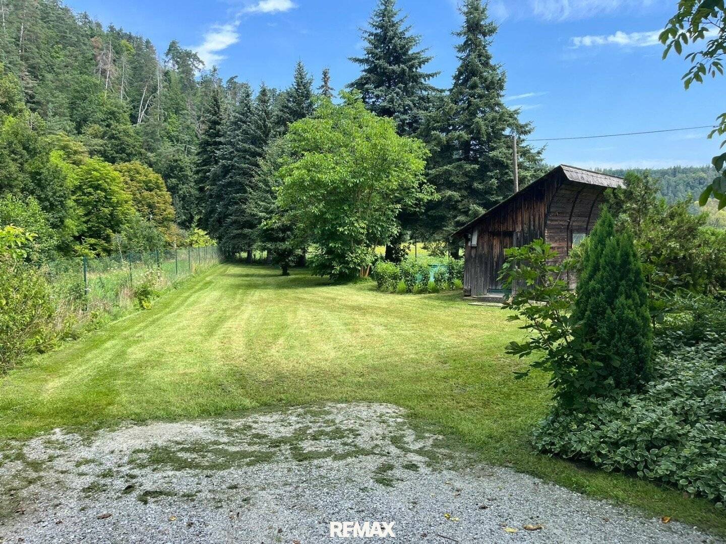 Garten mit Gartenhaus und Silo