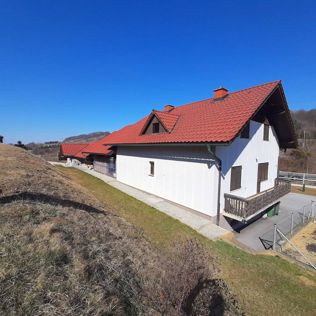 Nur 2 Minuten von der österreichischen Grenze entfernt - auf slowenischer Seite! Ein- bis Zweifamilienhaus in sonniger Lage sucht neue Besitzer!