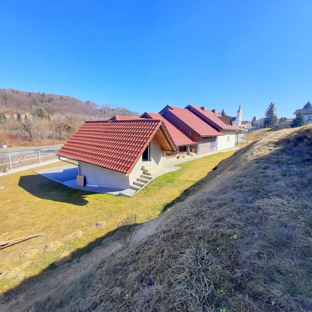 Nur 2 Minuten von der österreichischen Grenze entfernt - auf slowenischer Seite! Ein- bis Zweifamilienhaus in sonniger Lage sucht neue Besitzer!
