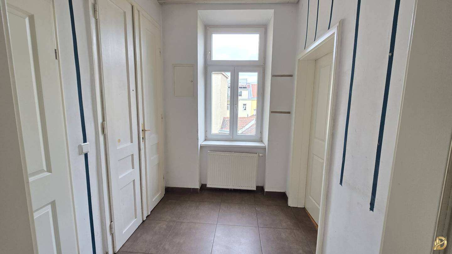 Unsaniert 2 Zi. Wohnung, vierter Stock ohne Lift