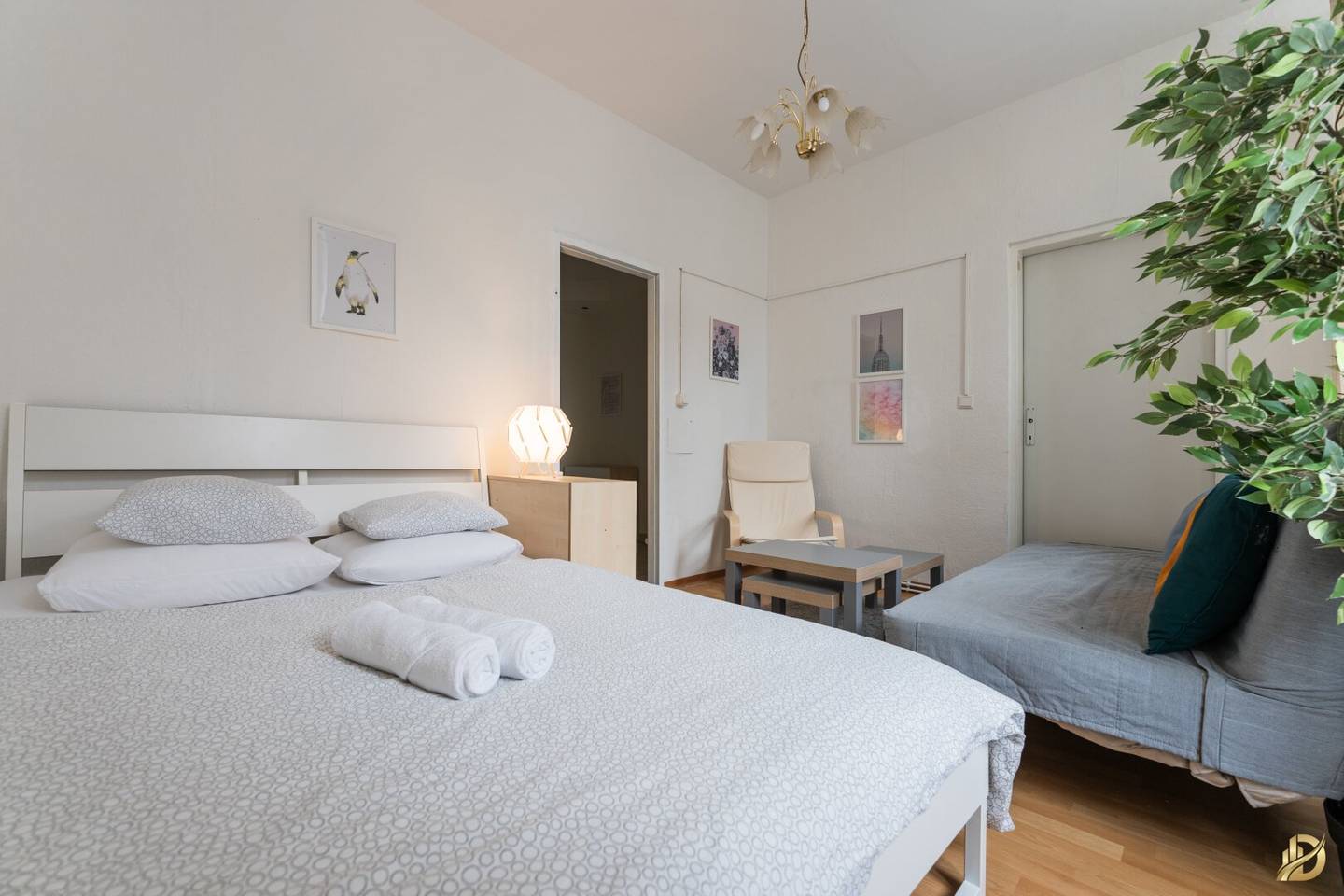 zum Verkauf stehen zwei Altbau- Wohnungen, unsaniert