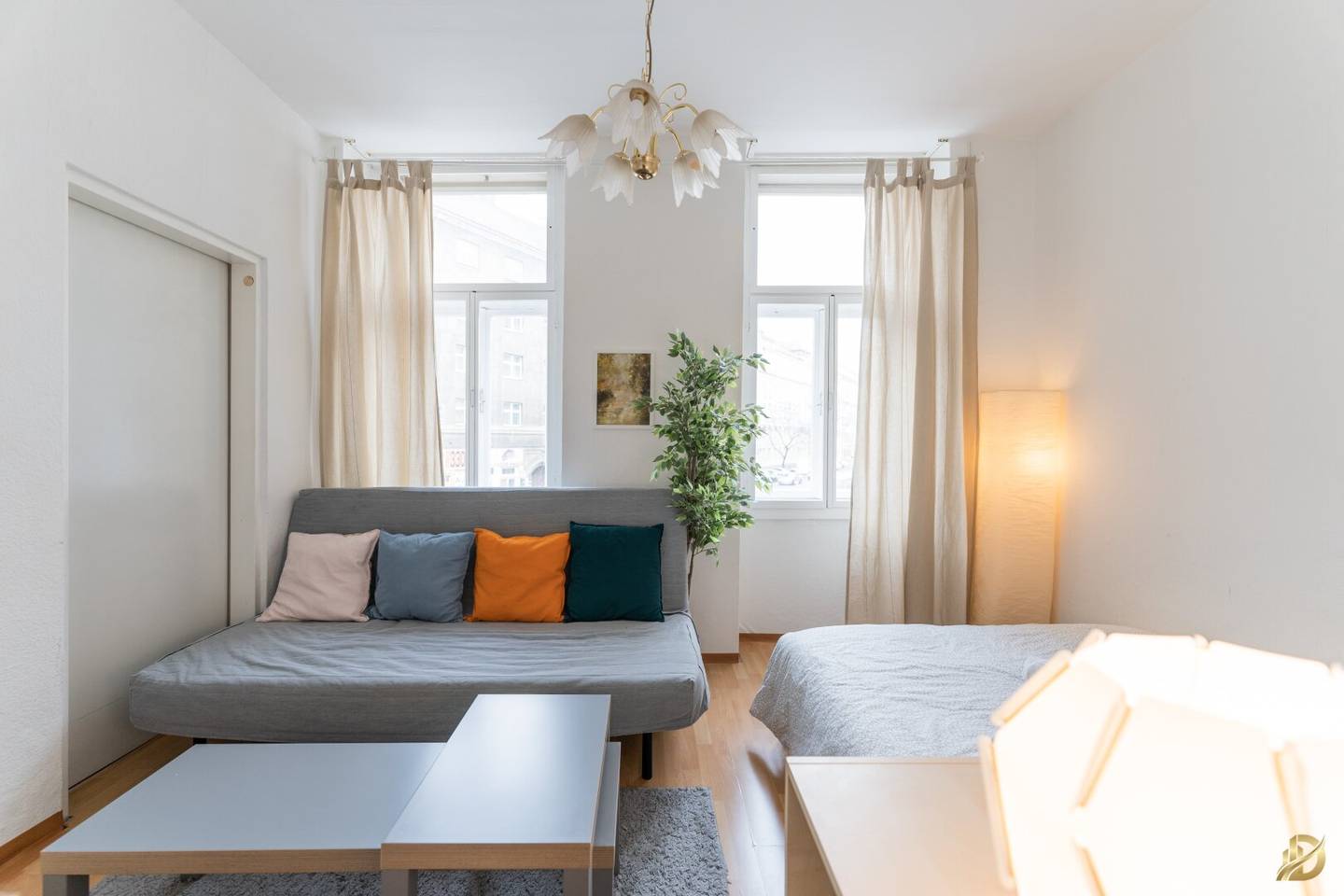 zum Verkauf stehen zwei Altbau- Wohnungen, unsaniert