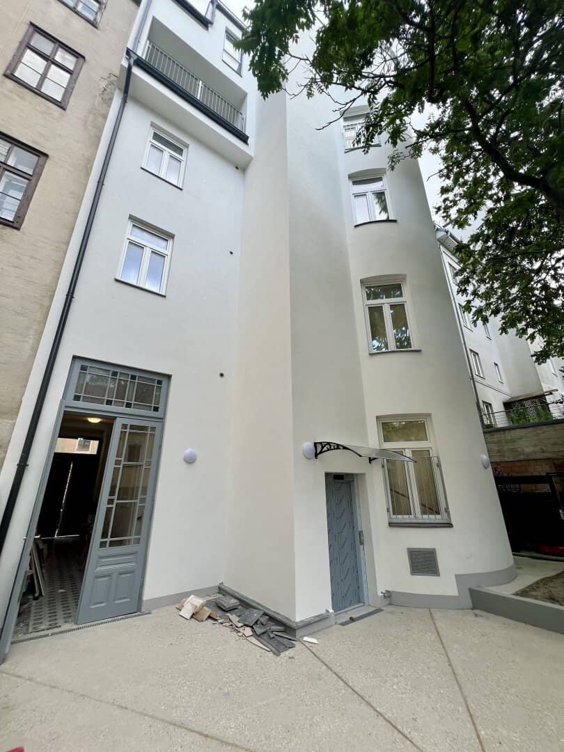 Affordable 2.5-room apartment (in need of renovation) on the 1st lift floor of a comprehensively renovated building with balcony extension possibility