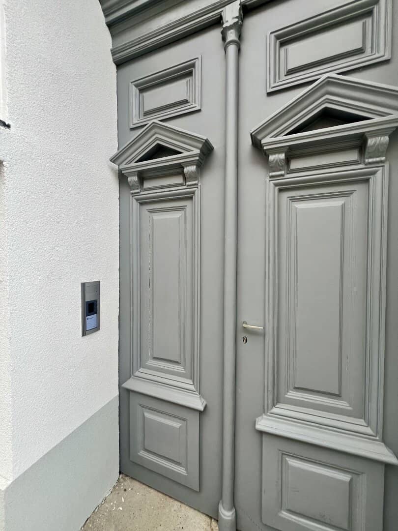Affordable 2.5-room apartment (in need of renovation) on the 1st lift floor of a comprehensively renovated building with balcony extension possibility