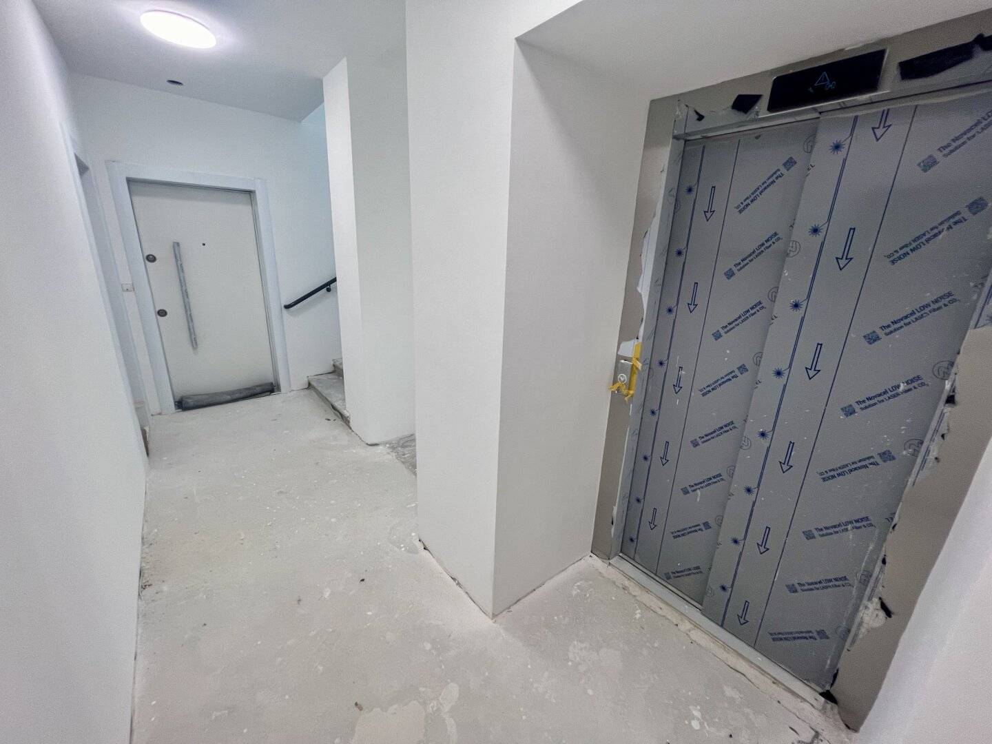 Affordable 2.5-room apartment (in need of renovation) on the 1st lift floor of a comprehensively renovated building with balcony extension possibility