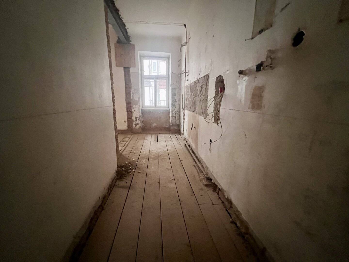 große Wohnung (entkernt) mit Lift und 6 getrennt begehbaren Zimmern oder 3 kleine Wohnungen - mit Möglichkeit eines Balkonzubaus!