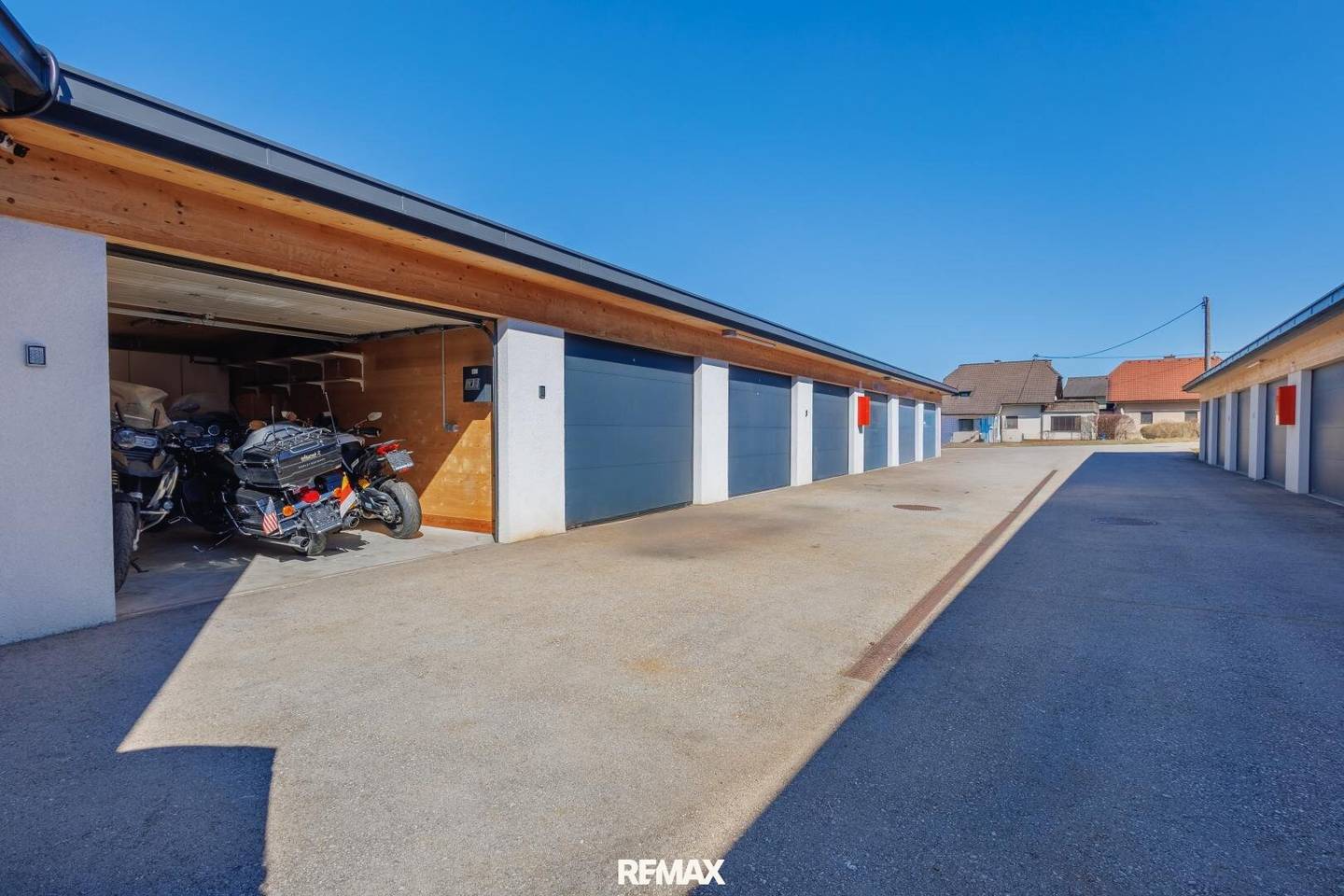 Garagenpark mit 12 KW Photovoltaikanlage