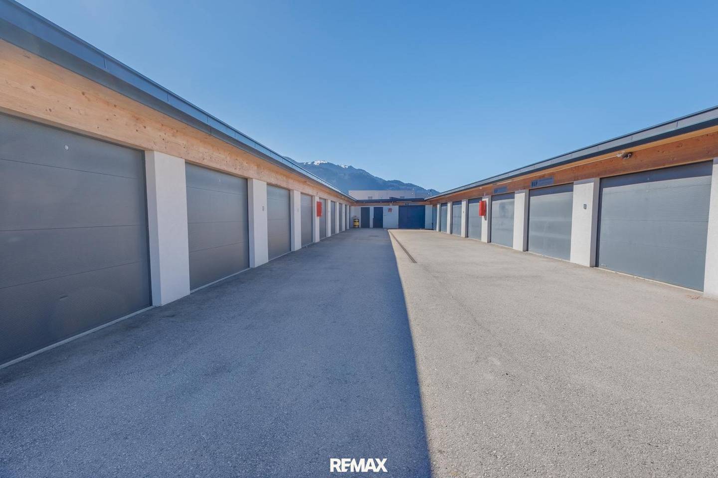 Garagenpark mit 12 KW Photovoltaikanlage