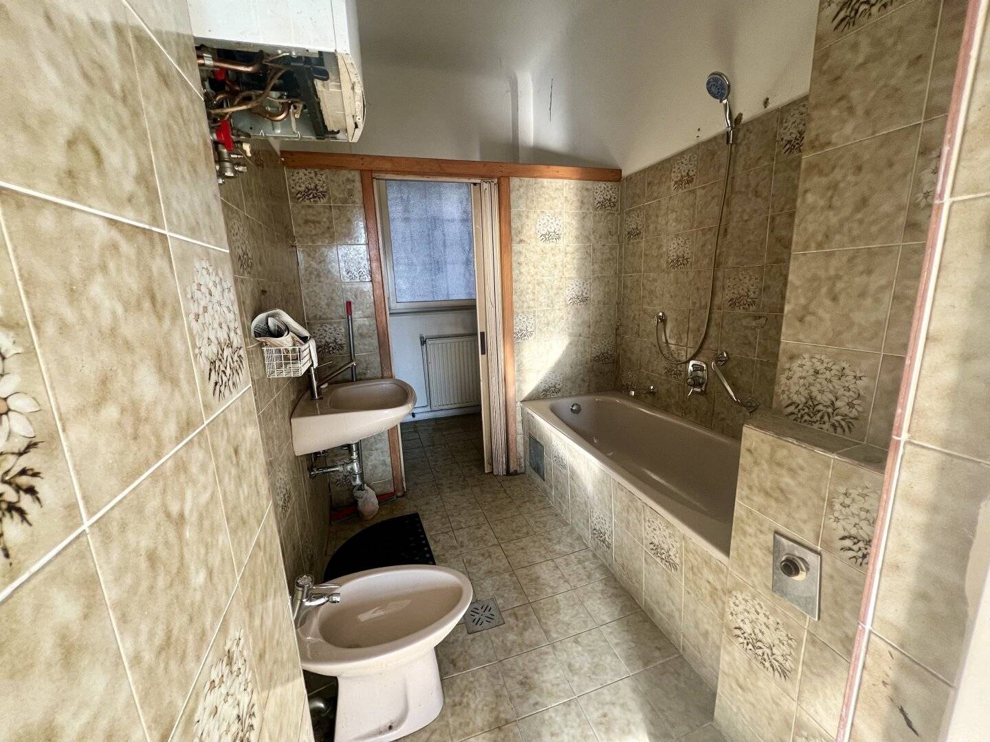 Modernisierungsbedürftige 2-3 Zimmer Wohnung im 1.ten Liftstock