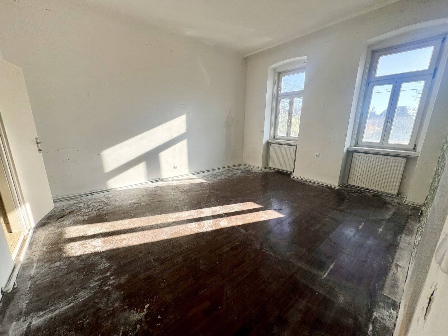 Modernisierungsbedürftige 2-3 Zimmer Wohnung im 1.ten Liftstock