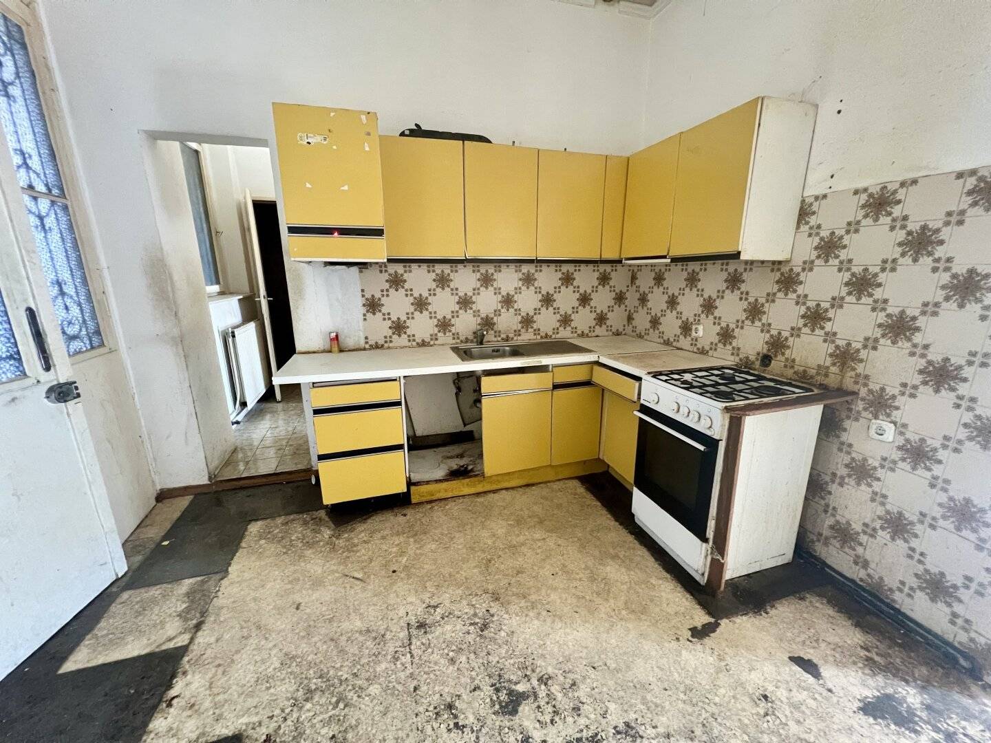 Modernisierungsbedürftige 2-3 Zimmer Wohnung im 1.ten Liftstock