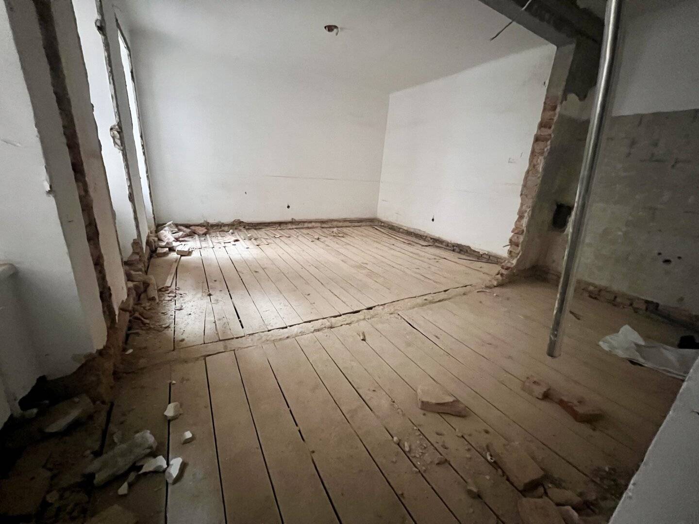 Günstige Wohnung (entkernt) mit Lift und 4 getrennt begehbaren Zimmern und geplanten Balkonzubau!