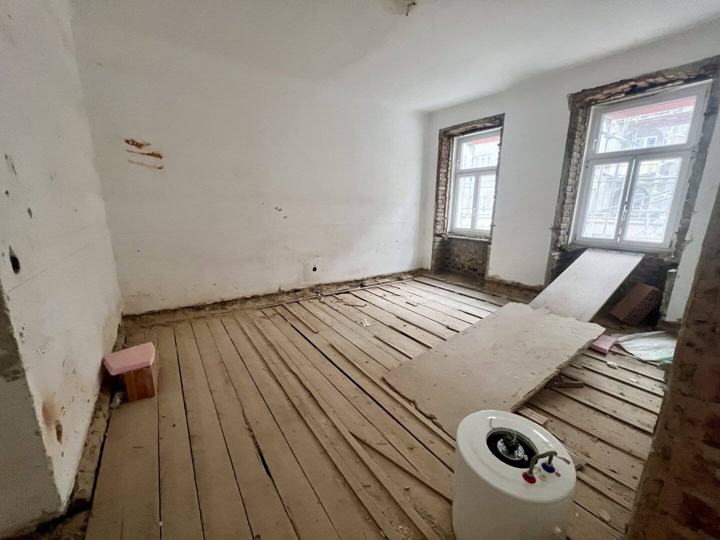 Günstige Wohnung (entkernt) mit Lift und 4 getrennt begehbaren Zimmern und geplanten Balkonzubau!
