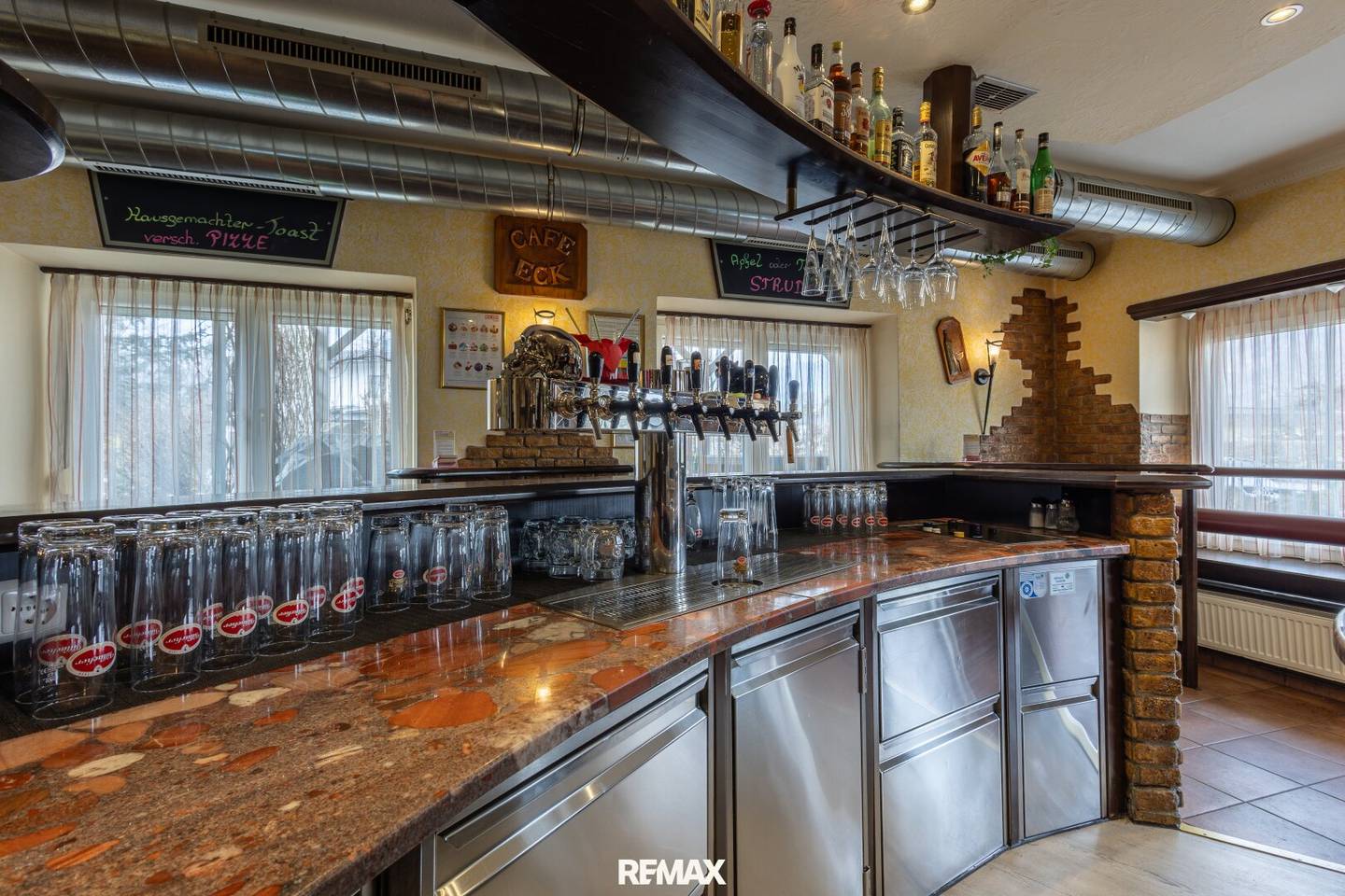 "Traditions-Cafe" sucht neuen Barista-Meister + Wohnung im Ausbau