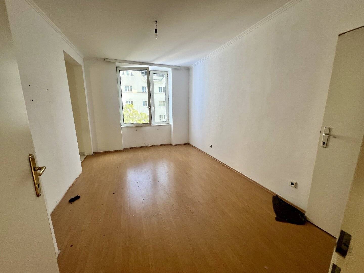 Schnäppchen! Sanierungsbedürftige 2,5 Zimmer Wohnung im 2.ten Liftstock